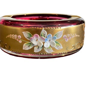 Laat 19e-eeuwse boho-glazen asbak, cranberryglas met toegepast goud en bloemen