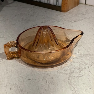 presse-agrumes vintage en verre rose