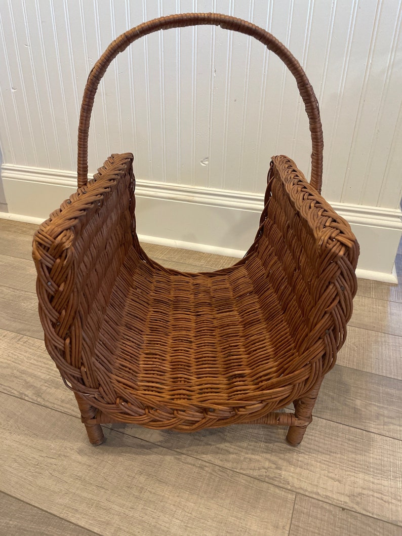 Wicker basket to hold magazines, , kindling, towels, books 画像 1