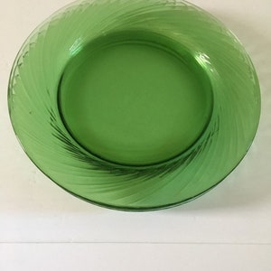 Set of 5 Pyrex green swirl pattern serving/charger/dinner plates in good condition.