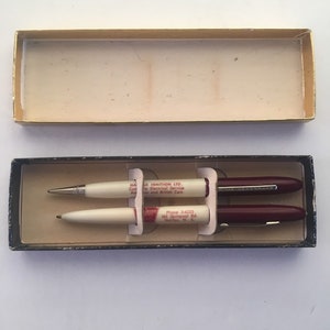 Ein aufeinander abgestimmtes Werbeset aus Kugelschreiber und je spitzem Bleistift in der Originalverpackung um 1950.