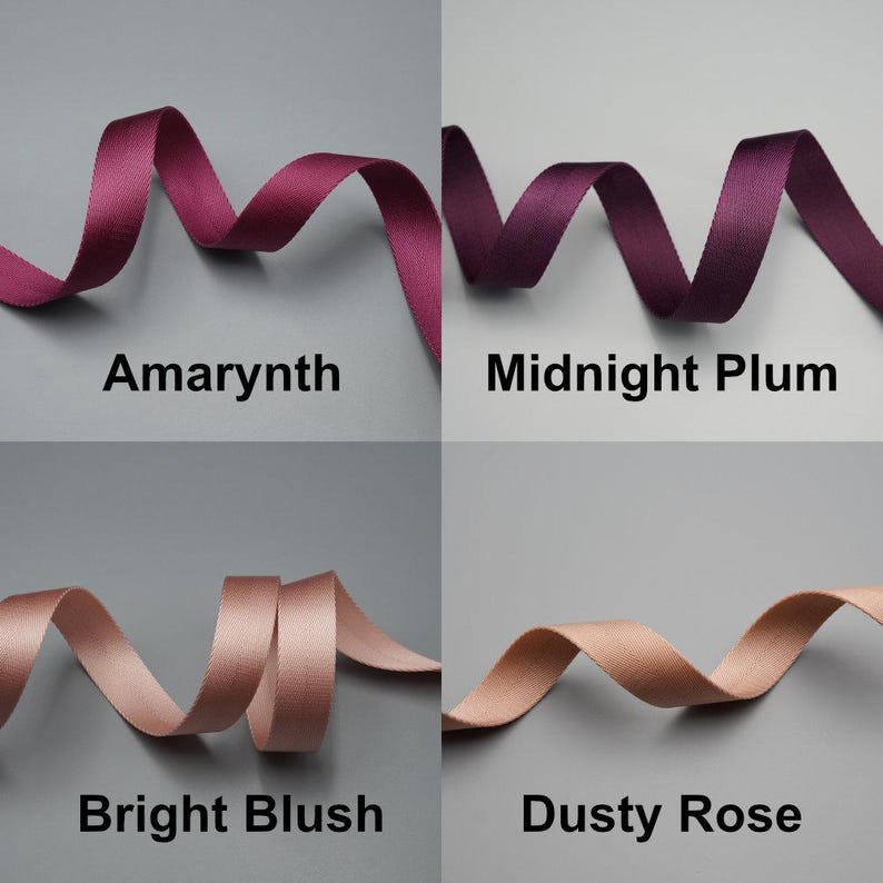 Peut inclure: Quatre rubans de diff&eacute;rentes nuances de violet et de rose sont pr&eacute;sent&eacute;s sur un fond gris. Les couleurs sont &eacute;tiquet&eacute;es "Amarynth", "Midnight Plum", "Bright Blush" et "Dusty Rose". Les rubans sont dispos&eacute;s en motifs courbes et fluides.