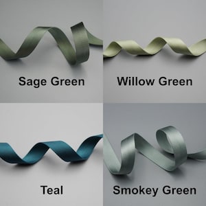 Peut inclure: Quatre rubans de diff&eacute;rentes nuances de vert et de bleu-vert. Les couleurs sont vert sauge, vert saule, sarcelle et vert fum&eacute;. Chaque ruban est dispos&eacute; en forme de vague, avec le nom de la couleur imprim&eacute; en dessous.