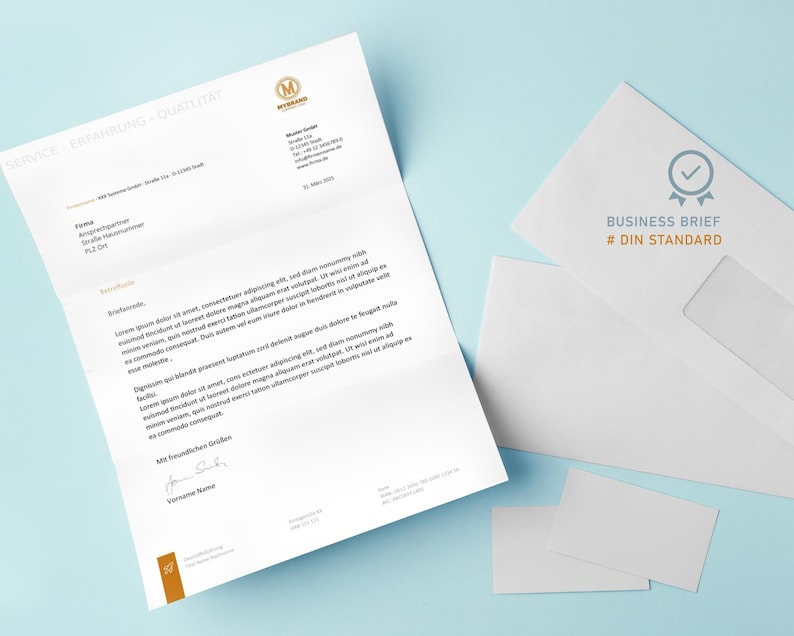 Pu&ograve; includere: Un set di cancelleria aziendale su una superficie azzurra. Il set comprende una carta intestata con testo e logo, una busta bianca con la scritta "BUSINESS BRIEF # DIN STANDARD" e due biglietti da visita vuoti.