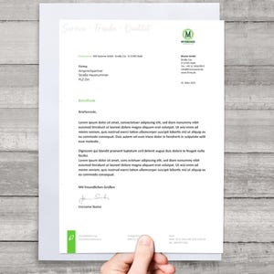 Pu&ograve; includere: Una carta intestata bianca con il testo "Service - Frische - Qualit&auml;t" in verde chiaro. La carta intestata include un logo aziendale, un indirizzo e una firma manoscritta. Il documento &egrave; tenuto in mano.