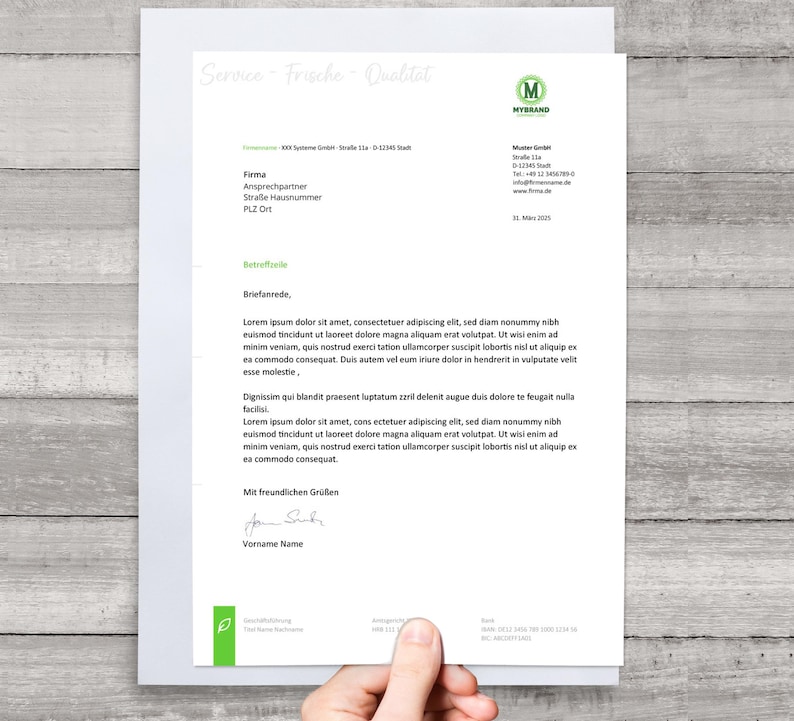 Pu&ograve; includere: Una carta intestata bianca con il testo "Service - Frische - Qualit&auml;t" in verde chiaro. La carta intestata include un logo aziendale, un indirizzo e una firma manoscritta. Il documento &egrave; tenuto in mano.