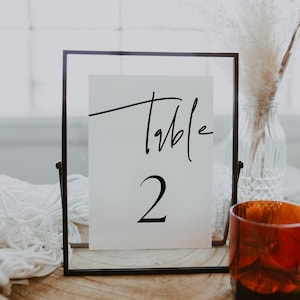 IMPRIMÉ + EXPÉDIÉ 5 x 7" Numéro de table minimaliste | Numéro de table de mariage | Panneau de calligraphie moderne et élégant pour mariage | M7