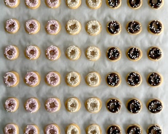 Decoración de glaseado real - OCHO unidades de donas con chispas blancas