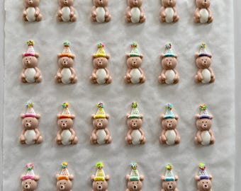 Decoración de glaseado real - Seis ositos con gorros de fiesta y chispas de colores pastel.