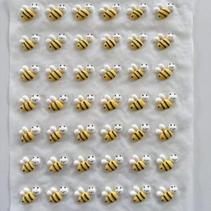 Puede incluir: Un juego de tres tazas de cerámica con un acabado mate moteado. Las tazas son en tonos crema, gris claro y gris oscuro. Cada taza tiene un diseño simple y moderno y un asa redondeada.