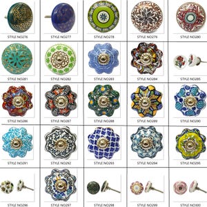 Peut inclure: Une collection de boutons de meubles d&eacute;coratifs en c&eacute;ramique de diff&eacute;rents styles. Les boutons pr&eacute;sentent divers motifs, notamment floraux, g&eacute;om&eacute;triques et abstraits, avec des couleurs vari&eacute;es comme le bleu, le vert, le rouge et le blanc. Chaque bouton a une tige m&eacute;tallique pour l'installation.