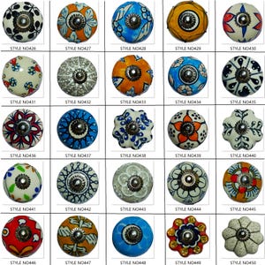 Peut inclure: Collection de boutons de meubles d&eacute;coratifs en c&eacute;ramique, aux couleurs et motifs vari&eacute;s. Chaque bouton pr&eacute;sente une base m&eacute;tallique et des motifs peints &agrave; la main, floraux et g&eacute;om&eacute;triques. Les styles sont num&eacute;rot&eacute;s.