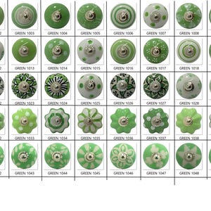 Peut inclure: Une collection de boutons de meubles en c&eacute;ramique verte et blanche avec divers motifs floraux et g&eacute;om&eacute;triques. Chaque bouton a une base en m&eacute;tal argent&eacute;. Les boutons sont &eacute;tiquet&eacute;s avec le mot "GREEN" suivi d'un num&eacute;ro.