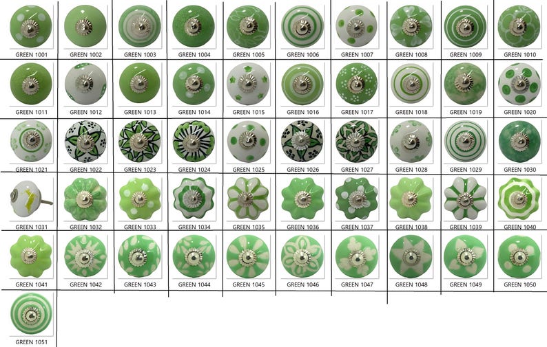 Peut inclure: Une collection de boutons de meubles en c&eacute;ramique verte et blanche avec divers motifs floraux et g&eacute;om&eacute;triques. Chaque bouton a une base en m&eacute;tal argent&eacute;. Les boutons sont &eacute;tiquet&eacute;s avec le mot "GREEN" suivi d'un num&eacute;ro.