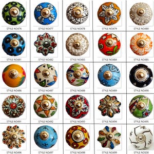 Peut inclure: Une collection de boutons de meubles d&eacute;coratifs en c&eacute;ramique de diff&eacute;rentes couleurs et motifs. Chaque bouton pr&eacute;sente un design floral ou g&eacute;om&eacute;trique unique avec une base en m&eacute;tal dor&eacute;. Les boutons sont num&eacute;rot&eacute;s.