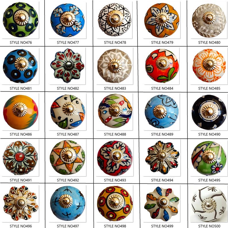 Peut inclure: Une collection de boutons de meubles d&eacute;coratifs en c&eacute;ramique de diff&eacute;rentes couleurs et motifs. Chaque bouton pr&eacute;sente un design floral ou g&eacute;om&eacute;trique unique avec une base en m&eacute;tal dor&eacute;. Les boutons sont num&eacute;rot&eacute;s.