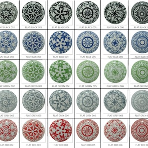 Peut inclure: Une collection de boutons de meubles en c&eacute;ramique d&eacute;coratifs de diff&eacute;rentes couleurs, dont le noir, le bleu, le vert, le gris et le rouge. Chaque bouton pr&eacute;sente un motif floral ou g&eacute;om&eacute;trique unique. Les boutons sont &eacute;tiquet&eacute;s avec le texte "FLAT" et une couleur et un num&eacute;ro.