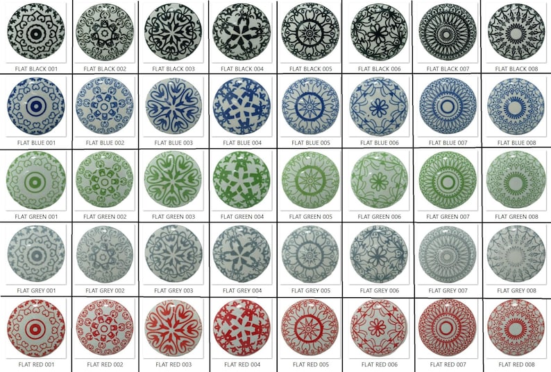 Peut inclure: Une collection de boutons de meubles en c&eacute;ramique d&eacute;coratifs de diff&eacute;rentes couleurs, dont le noir, le bleu, le vert, le gris et le rouge. Chaque bouton pr&eacute;sente un motif floral ou g&eacute;om&eacute;trique unique. Les boutons sont &eacute;tiquet&eacute;s avec le texte "FLAT" et une couleur et un num&eacute;ro.