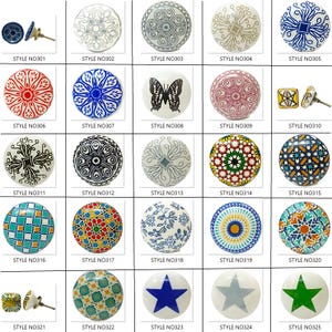 Peut inclure: Une collection de boutons de meubles d&eacute;coratifs avec divers motifs. Les motifs incluent des motifs floraux, g&eacute;om&eacute;triques et en forme d'&eacute;toile, dans des couleurs comme le bleu, le rouge, le blanc et le vert. Chaque bouton est &eacute;tiquet&eacute; avec un num&eacute;ro de style.
