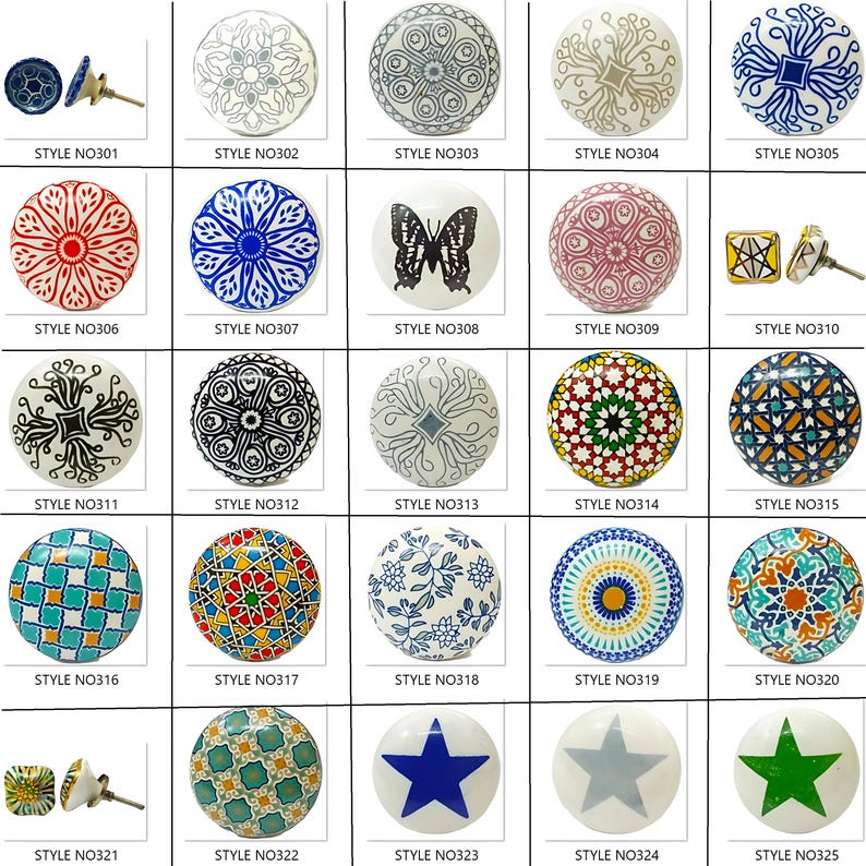 Peut inclure: Une collection de boutons de meubles d&eacute;coratifs avec divers motifs. Les motifs incluent des motifs floraux, g&eacute;om&eacute;triques et en forme d'&eacute;toile, dans des couleurs comme le bleu, le rouge, le blanc et le vert. Chaque bouton est &eacute;tiquet&eacute; avec un num&eacute;ro de style.