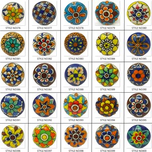 Peut inclure: Une collection de 25 boutons de meubles en c&eacute;ramique avec divers motifs floraux et g&eacute;om&eacute;triques color&eacute;s. Chaque bouton est rond et pr&eacute;sente un motif unique dans des tons de bleu, orange, jaune, vert et marron. Les num&eacute;ros de style sont visibles.