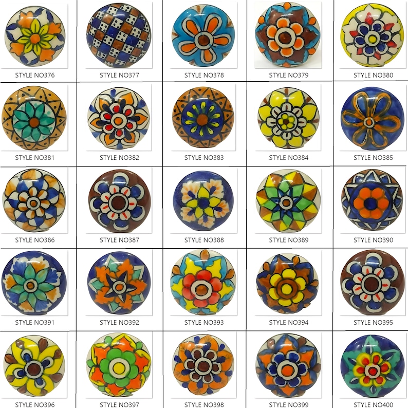 Peut inclure: Une collection de 25 boutons de meubles en c&eacute;ramique avec divers motifs floraux et g&eacute;om&eacute;triques color&eacute;s. Chaque bouton est rond et pr&eacute;sente un motif unique dans des tons de bleu, orange, jaune, vert et marron. Les num&eacute;ros de style sont visibles.