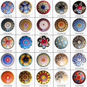Peut inclure: Une collection de boutons de meubles d&eacute;coratifs en c&eacute;ramique avec divers motifs mandalas et floraux color&eacute;s. Chaque bouton est rond et pr&eacute;sente des motifs uniques dans des tons de bleu, rouge, jaune et blanc. Les boutons sont num&eacute;rot&eacute;s.