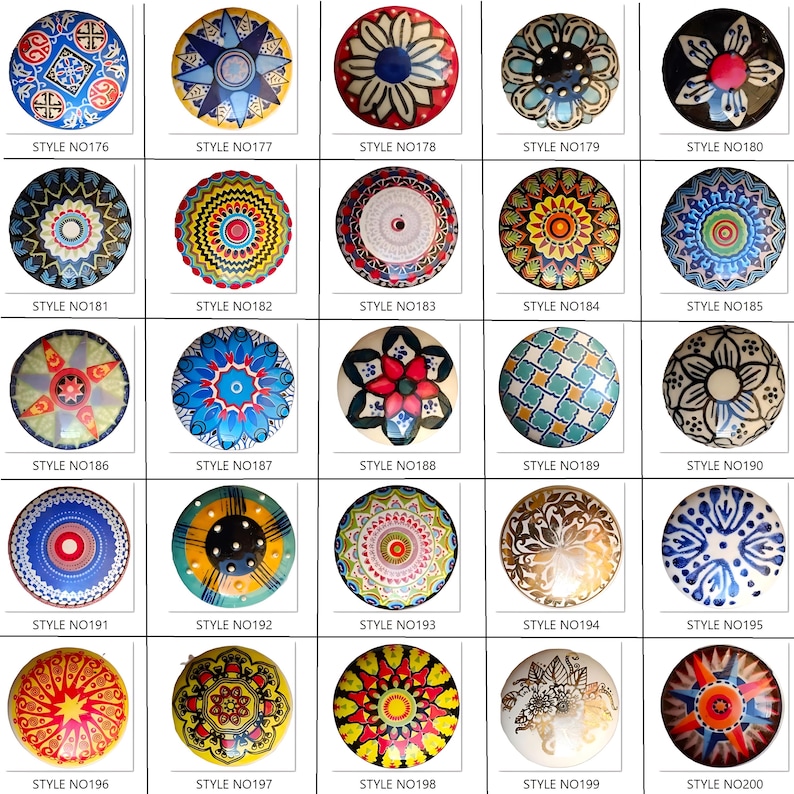 Peut inclure: Une collection de boutons de meubles d&eacute;coratifs en c&eacute;ramique avec divers motifs mandalas et floraux color&eacute;s. Chaque bouton est rond et pr&eacute;sente des motifs uniques dans des tons de bleu, rouge, jaune et blanc. Les boutons sont num&eacute;rot&eacute;s.