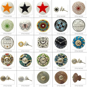 Peut inclure: Une collection de boutons de meubles d&eacute;coratifs en c&eacute;ramique avec divers motifs. Les styles incluent une &eacute;toile, un papillon, un cadran d'horloge et des motifs floraux. Chaque bouton est num&eacute;rot&eacute;.