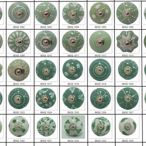 Peut inclure: Une collection de boutons de meubles en c&eacute;ramique verts et blancs. Chaque bouton pr&eacute;sente un motif unique, avec des motifs floraux, des pois et des formes g&eacute;om&eacute;triques. Les boutons ont une quincaillerie m&eacute;tallique argent&eacute;e et sont &eacute;tiquet&eacute;s avec le texte "BEIGE" suivi d'un num&eacute;ro.