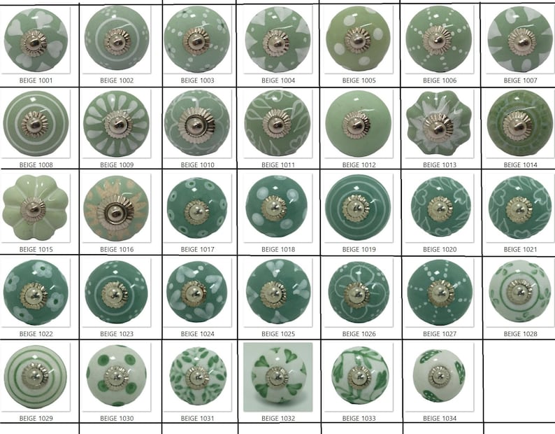 Peut inclure: Une collection de boutons de meubles en c&eacute;ramique verts et blancs. Chaque bouton pr&eacute;sente un motif unique, avec des motifs floraux, des pois et des formes g&eacute;om&eacute;triques. Les boutons ont une quincaillerie m&eacute;tallique argent&eacute;e et sont &eacute;tiquet&eacute;s avec le texte "BEIGE" suivi d'un num&eacute;ro.