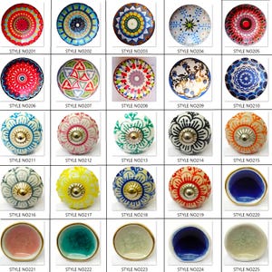 Peut inclure: Une collection de boutons de porte d&eacute;coratifs en c&eacute;ramique de diff&eacute;rentes couleurs et motifs. Chaque bouton pr&eacute;sente un design unique, notamment des motifs floraux, g&eacute;om&eacute;triques et abstraits. Les boutons sont &eacute;tiquet&eacute;s avec des num&eacute;ros de style, tels que "STYLE NO201" &agrave; "STYLE NO225".