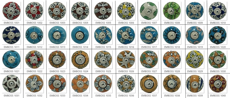 Peut inclure: Une collection de boutons de meubles d&eacute;coratifs en c&eacute;ramique de diff&eacute;rentes couleurs et motifs. Chaque bouton pr&eacute;sente un motif floral ou g&eacute;om&eacute;trique unique avec une base en m&eacute;tal. Les boutons sont &eacute;tiquet&eacute;s avec le texte "EMBOSS" suivi d'un num&eacute;ro.