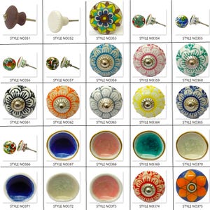 Peut inclure: Une collection de boutons de meubles d&eacute;coratifs de diff&eacute;rentes couleurs et designs. Les styles incluent des motifs floraux, des couleurs unies et des textures uniques. Chaque bouton a une base en m&eacute;tal et est num&eacute;rot&eacute;.