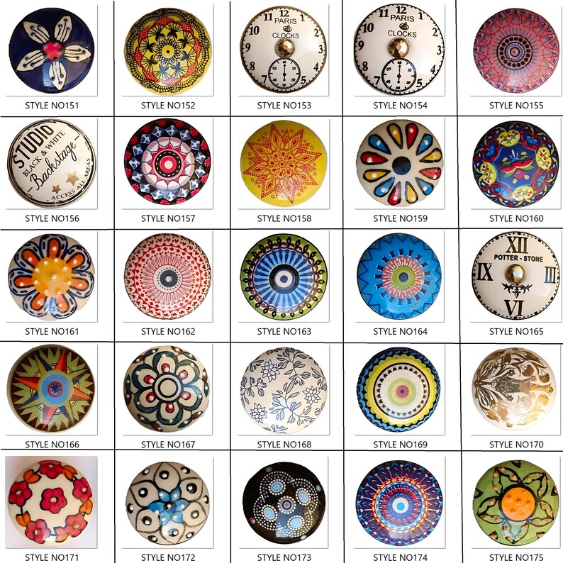Peut inclure: Une collection de boutons de meubles d&eacute;coratifs avec divers motifs. Les styles incluent des motifs floraux, g&eacute;om&eacute;triques, des cadrans d'horloge et des motifs abstraits. Chaque bouton est rond et pr&eacute;sente une palette de couleurs et un design uniques.