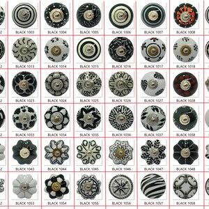 Peut inclure: Une collection de boutons de meubles d&eacute;coratifs en c&eacute;ramique de diff&eacute;rents mod&egrave;les. Les boutons sont principalement noirs et blancs, avec quelques accents rouges ou dor&eacute;s. Chaque bouton est &eacute;tiquet&eacute; avec un num&eacute;ro "BLACK".