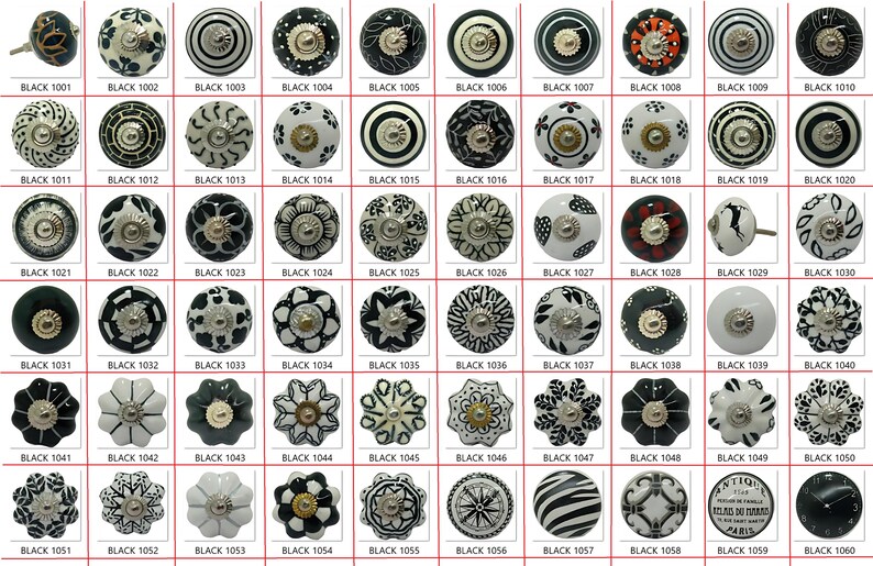Peut inclure: Une collection de boutons de meubles d&eacute;coratifs en c&eacute;ramique de diff&eacute;rents mod&egrave;les. Les boutons sont principalement noirs et blancs, avec quelques accents rouges ou dor&eacute;s. Chaque bouton est &eacute;tiquet&eacute; avec un num&eacute;ro "BLACK".