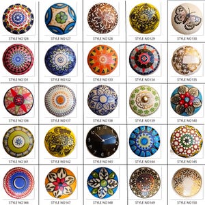 Peut inclure: Une collection de boutons de meubles d&eacute;coratifs en c&eacute;ramique avec divers motifs color&eacute;s. Les styles incluent des motifs floraux, des formes g&eacute;om&eacute;triques et un cadran d'horloge. Chaque bouton est num&eacute;rot&eacute;.