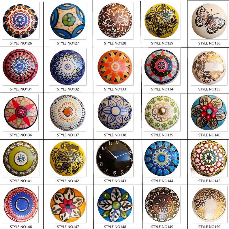 Peut inclure: Une collection de boutons de meubles d&eacute;coratifs en c&eacute;ramique avec divers motifs color&eacute;s. Les styles incluent des motifs floraux, des formes g&eacute;om&eacute;triques et un cadran d'horloge. Chaque bouton est num&eacute;rot&eacute;.