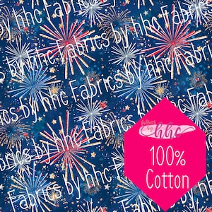 Puede incluir: Una tela azul con un patrón de fuegos artificiales rojo, blanco y azul. La tela es 100% algodón y tiene el texto "Fabrics by hhc" repetido en todo el patrón.