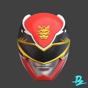 Peut inclure: Un casque de Power Rangers rouge et noir avec une visière dorée et un emblème doré sur le dessus. L'emblème est un visage stylisé avec une couronne.