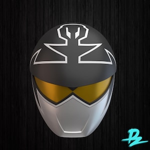 Könnte beinhalten: Ein schwarz-silberner Helm mit gold getönten Augenlinsen. Der Helm hat ein weißes geometrisches Design auf der Krone und eine silberne Frontplatte. Das Design erinnert an einen Superhelden oder eine futuristische Figur.