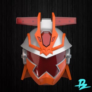Puede incluir: Un casco futurista con base plateada, detalles en naranja brillante y una visera roja translúcida prominente. El diseño incluye una cresta central con un detalle rojo similar a una gema y una aleta roja horizontal ancha en la parte superior.