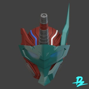 Puede incluir: Un casco impreso en 3D con un esquema de color rojo y verde. El casco tiene una parte superior puntiaguda y una visera. El casco está diseñado para parecer un robot o un superhéroe.