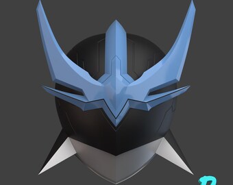 Op de afbeelding: Een zwarte en blauwe helm met een scherp, hoekig ontwerp. De helm heeft een puntige kroon en twee grote, vleugelachtige stukken aan de zijkanten.