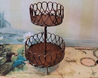 Miniatuur tweelaags metalen display - rustiek poppenhuisdecor