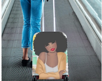 Puede incluir: Una funda de equipaje con una ilustración colorida de una mujer con un peinado afro que lleva un cárdigan amarillo y un top blanco. La mujer lleva lápiz labial rojo y mira hacia un lado.