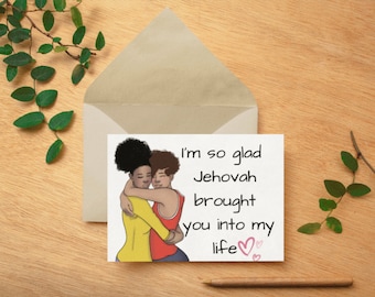 Könnte beinhalten: Eine Grußkarte mit einer Illustration von zwei Personen, die sich umarmen. Der Text auf der Karte lautet "Ich bin so froh, dass Jehova dich in mein Leben gebracht hat."