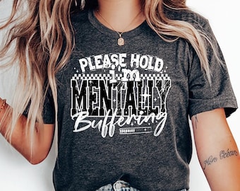 Bitte halten Sie, ich bin geistig puffernd (weiß) - Lustiges psychisches Hemd, Unisex lustiges sarkastisches Hemd, trendiges Sarkasmus-T-Shirt, Angst-Hemd