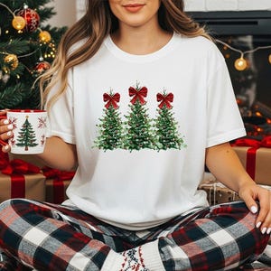 Árbol de Navidad con coqueta - Colores cómodos, Camisa con lazo navideño, Camisa navideña femenina, Camisa navideña con coqueta, Camisa festiva y alegre para las fiestas